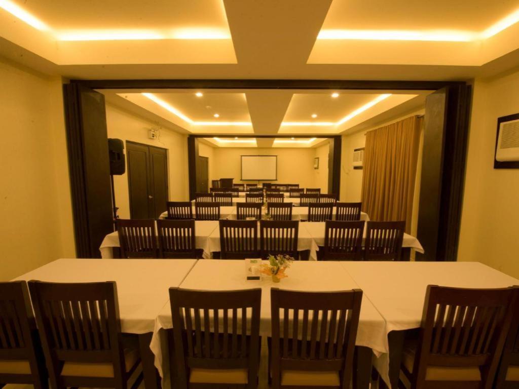 Infinity Suites Davao City Buitenkant foto