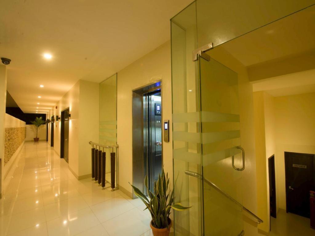 Infinity Suites Davao City Buitenkant foto