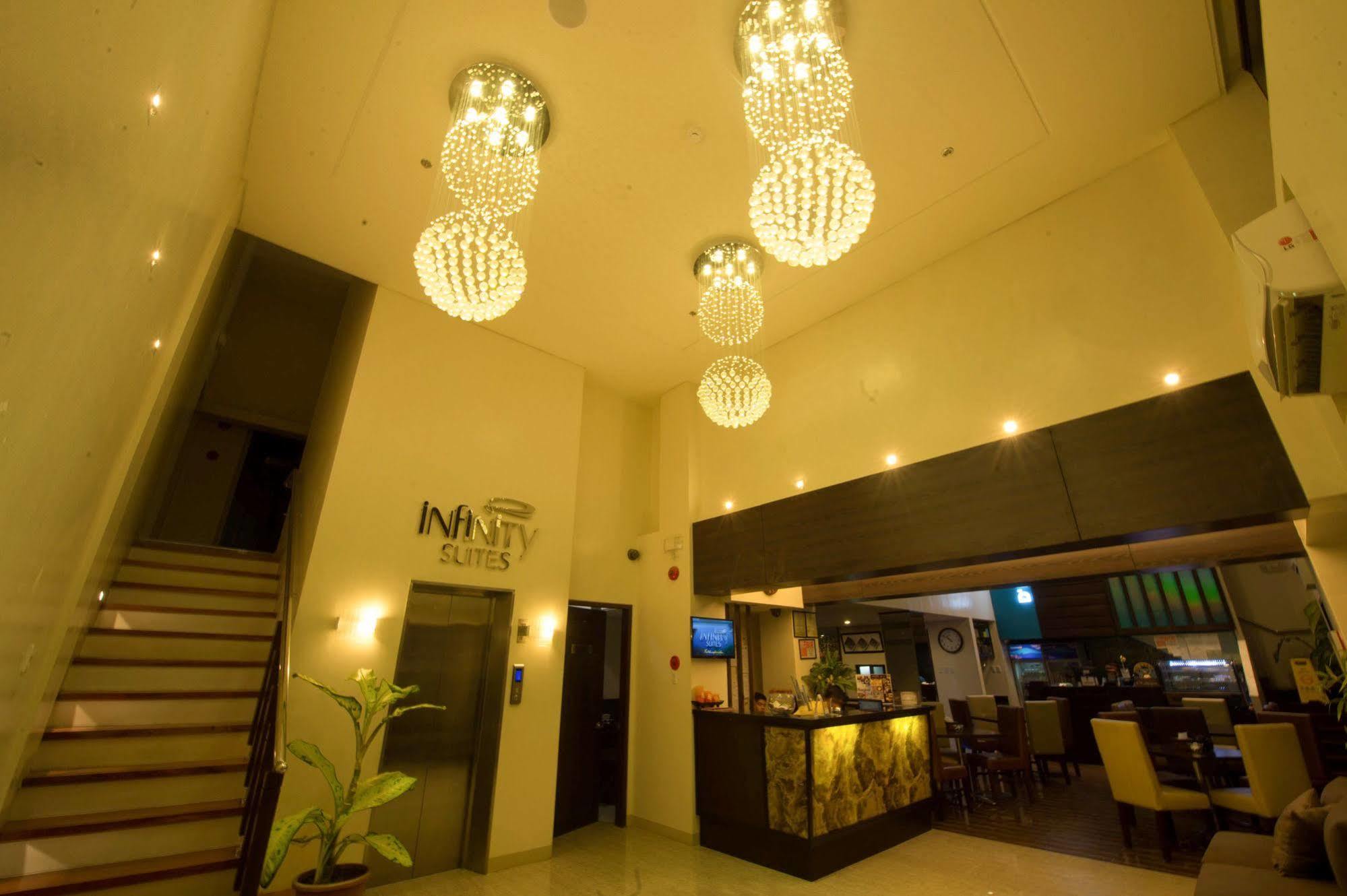 Infinity Suites Davao City Buitenkant foto