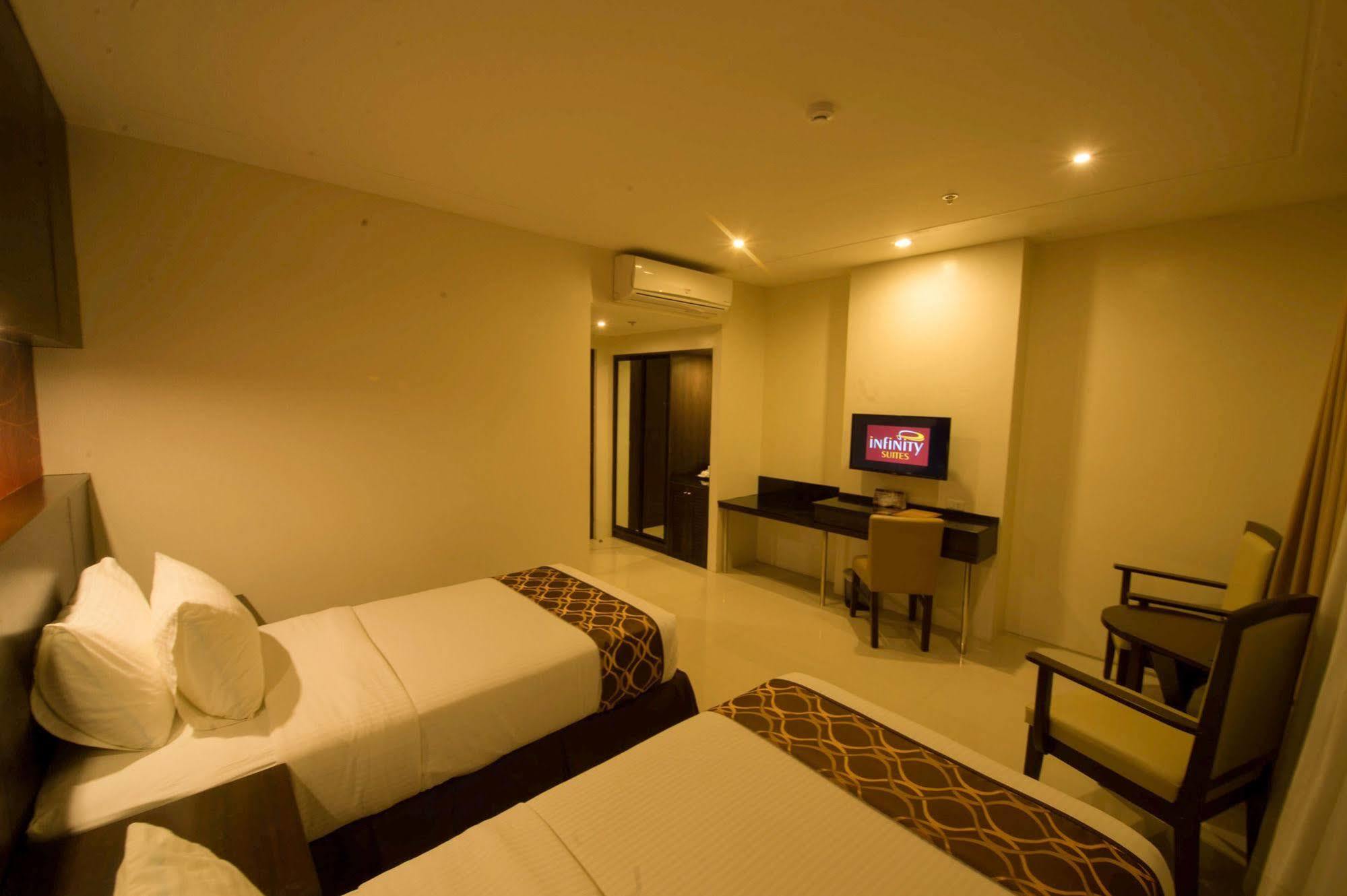 Infinity Suites Davao City Buitenkant foto