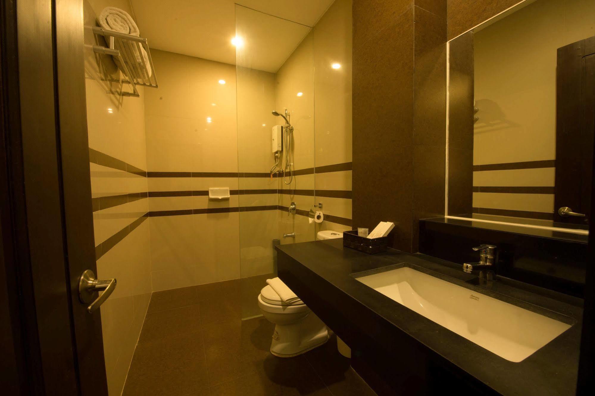 Infinity Suites Davao City Buitenkant foto