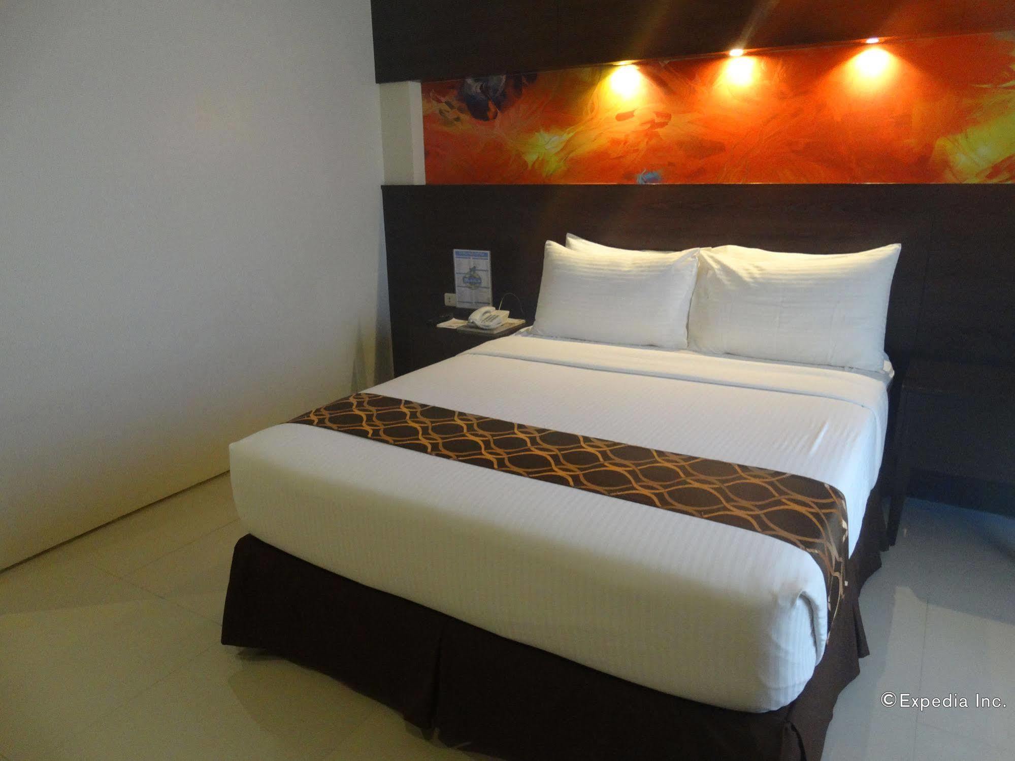 Infinity Suites Davao City Buitenkant foto