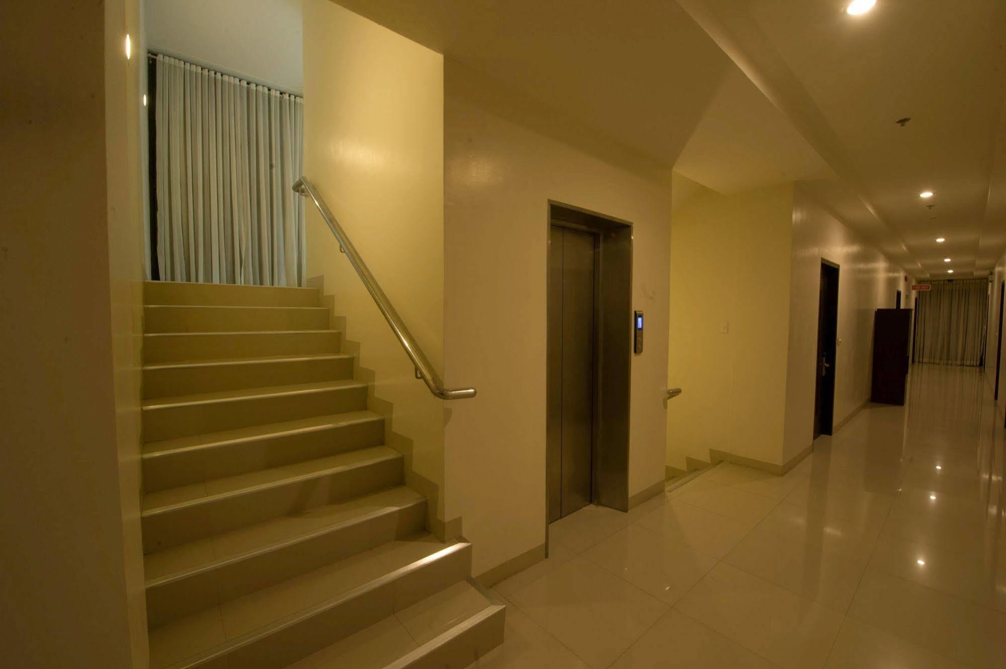 Infinity Suites Davao City Buitenkant foto